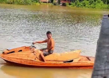 Carpinteiro naval de Abaetetuba impressiona ao construir réplica de jet ski em madeira