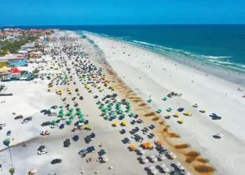 Famílias de Castanhal aproveitam a Praia do Atalaia em Salinas